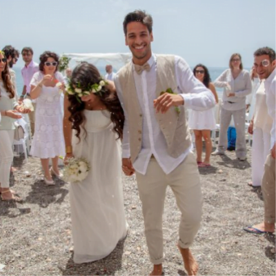 matrimonio-sulla-spiaggia-con-sposo-che-indossa-papillon-beige-su-camicia-bianca-e-completo-beige